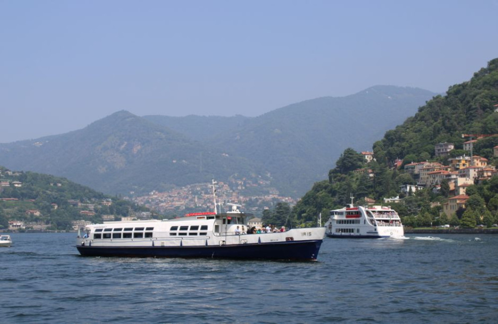 Wat kost een dagkaart voor de veerboot op het Comomeer in de zomer van 2026
