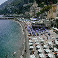 Wat kost een ligbed met parasol op het strand van de Amalfikust in de zomer van 2026